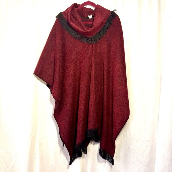 Made In Ecuador Faux Alpaca Acrylic Pullover Shawl Cape Deep Red W Black Fringe - Picture 1 of 14